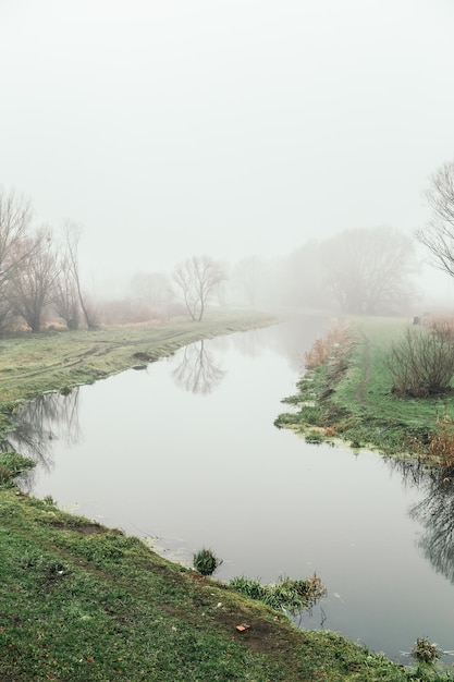 Vue paysage avec lac et jetée