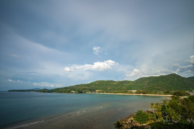 Vue sur le paysage marin d'une belle plage à Phuket en Thaïlande par une journée ensoleillée