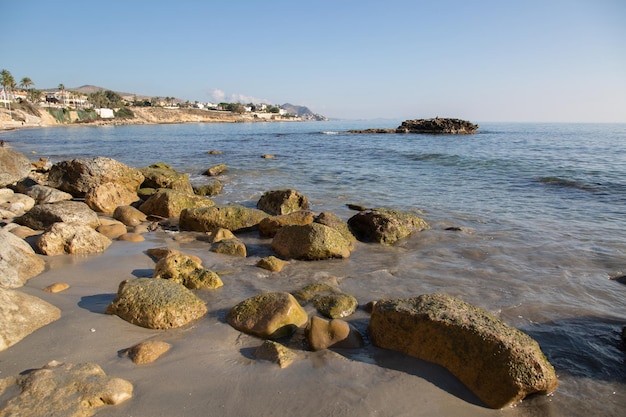 Vue sur le paysage marin de Rock à la plage d'Almadrava El Campello Alicante Espagne