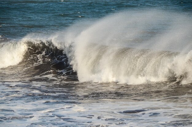 Vue sur le paysage marin de la tempête