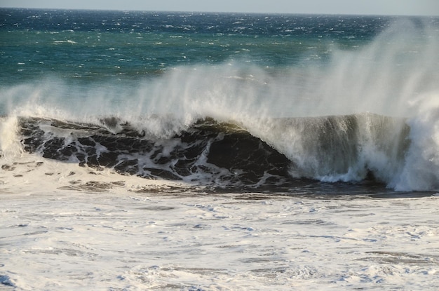 Vue sur le paysage marin de la tempête