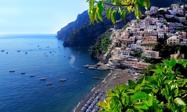 Vue paysage sur la mer et les montagnes à Positano par une journée ensoleillée d'été