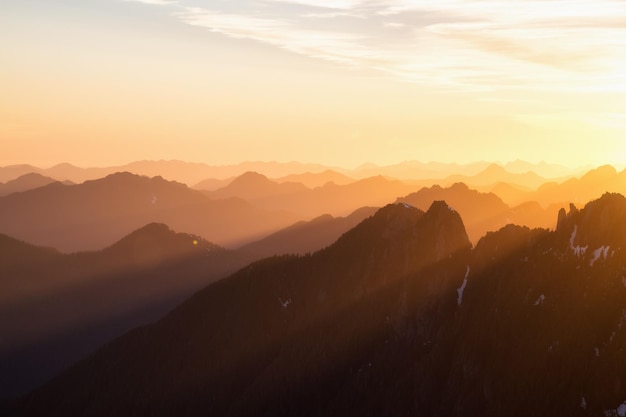 Vue sur le paysage de montagne accidentée lors d'un coucher de soleil doré