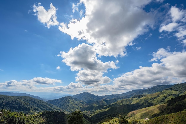 Vue sur le paysage de montagne et ciel bleu à la province de nanNan est une province rurale du nord de la Thaïlande bordant le Laos