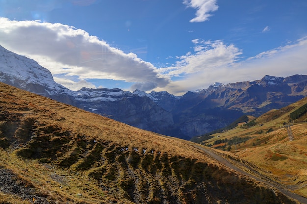 Vue de paysage montagne dans la nature et l'environnement en Suisse