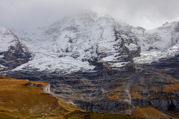 Vue de paysage montagne dans la nature et l'environnement en Suisse