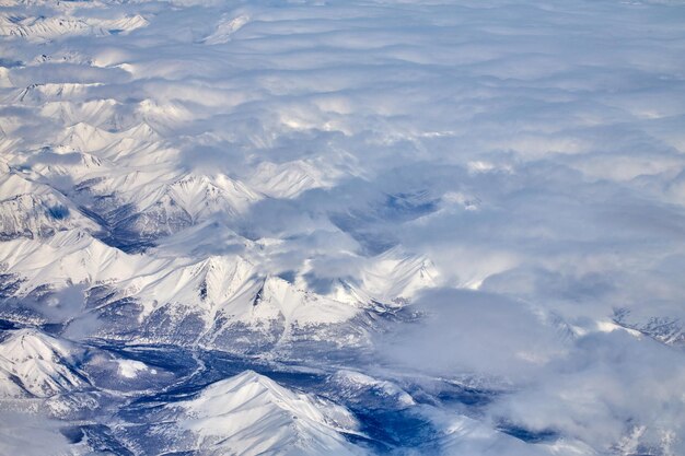 Vue sur le paysage de montagne depuis un avion Panorama enneigé