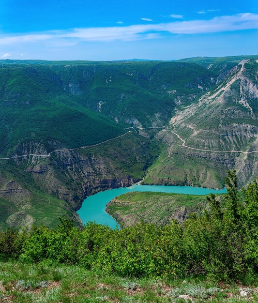 Vue sur le paysage de montagne du canyon profond avec la vallée de l'eau bleue de la rivière Sulak au Daghestan