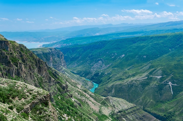 Vue sur le paysage de montagne du canyon de la rivière Sulak au Daghestan