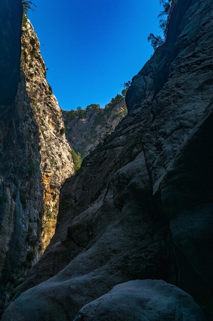 Vue de paysage de montagne du fond d'un canyon profond