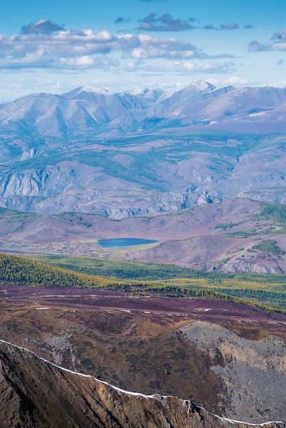 Vue de paysage de montagne d'un sommet de montagne au lac Dzhangyskol Uchitel pass SeveroChuysky ridge