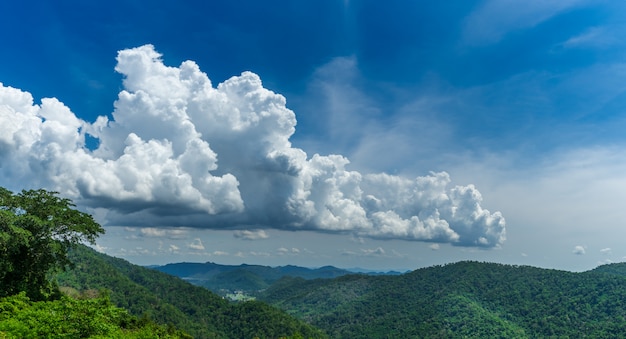 Vue de paysage de montagne verte avec ciel bleu et beaux nuages