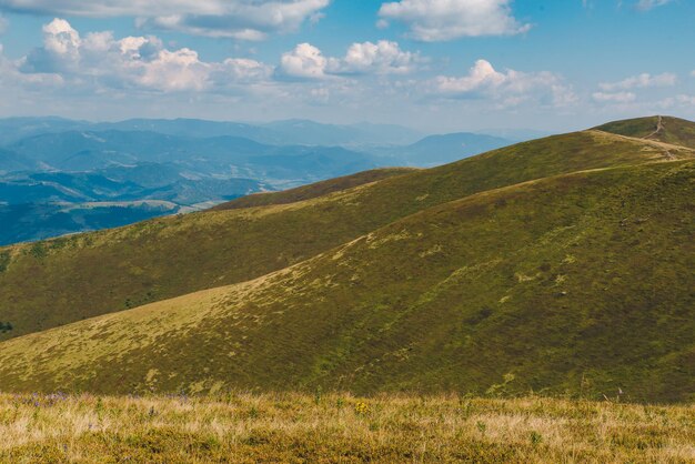 Vue paysage sur les montagnes en journée ensoleillée