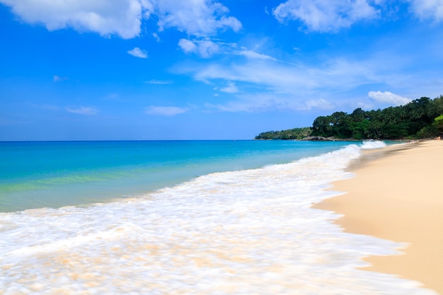 Vue sur le paysage naturel de la belle plage tropicale et de la mer en journée ensoleillée à phuket en thaïlande