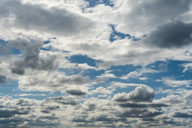 Vue paysage de nuages dans le ciel bleu