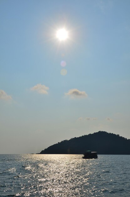 Vue paysage paysage marin et ciel cloudscape dans la mer océan golfe de thaïlande pour les thaïlandais et les voyageurs étrangers voyage visite repos détente au point de vue de l'île de Koh Chang dans la province de Trat en Thaïlande