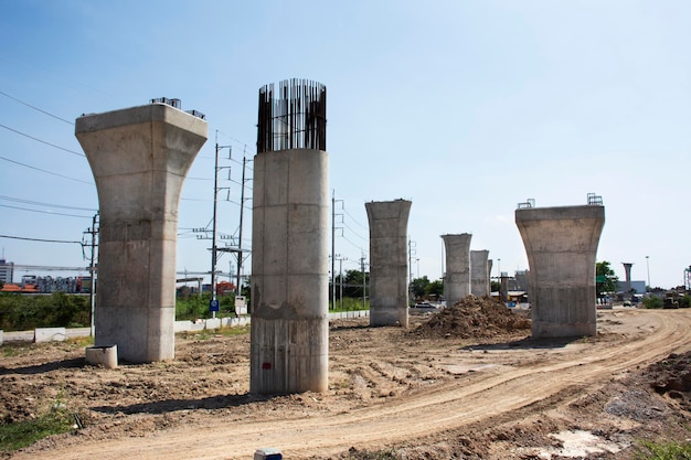 Vue paysage paysage urbain et chantier de construction avec des asiatiques et des travailleurs thaïlandais avec des machines lourdes travaillant constructeur nouvelle construction pont routier en béton dans la ville de Bang Yai à Nonthaburi Thaïlande