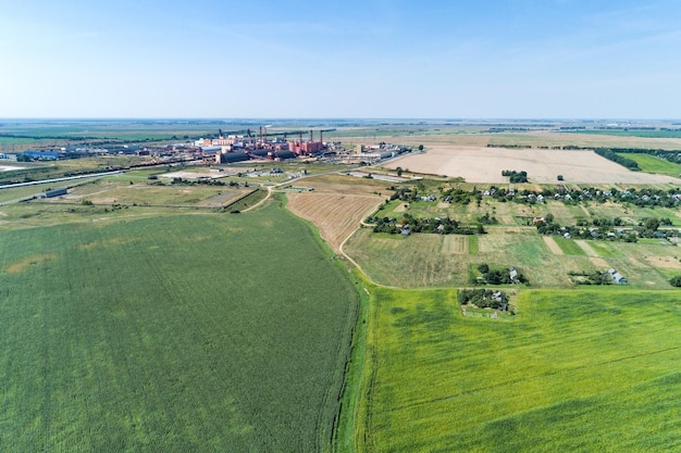 Vue sur le paysage de la plaine européenne d'une grande hauteur Au loin, des usines sont visibles