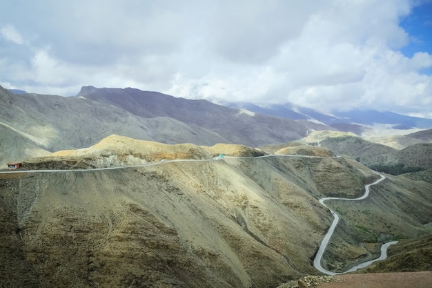 Photo vue de paysage de route sinueuse le long de la chaîne de montagnes de l'atlas