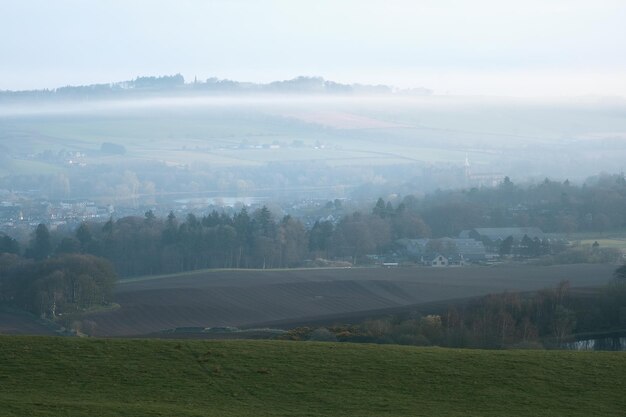 Vue d'un paysage rural écossais avec des villes et des champs sur un matin brumeux linlithgow écosse