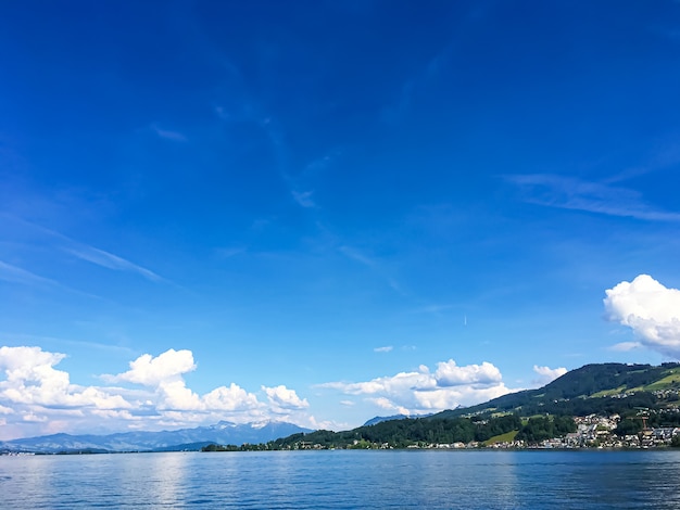 Vue paysage suisse idyllique sur le lac de Zurich à richterswil suisse montagnes eau bleue de zuric...