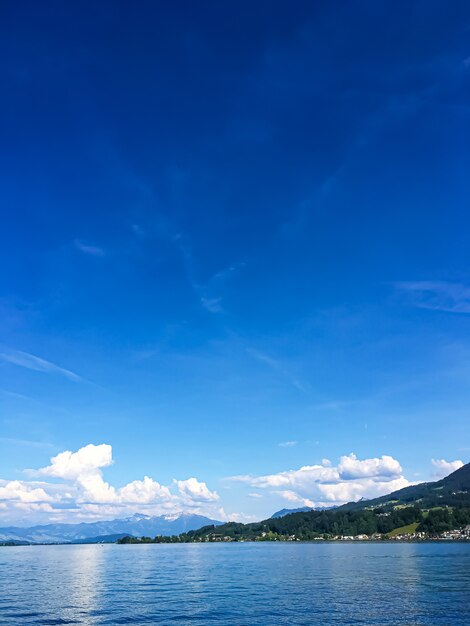 Vue paysage suisse idyllique sur le lac de Zurich à richterswil suisse montagnes eau bleue de zuric...