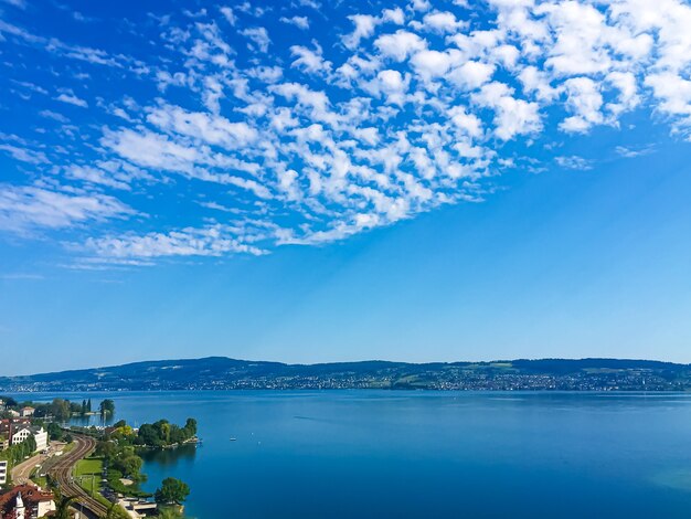 Vue paysage suisse idyllique sur le lac de Zurich à wollerau canton de schwyz en suisse zurichsee mo...