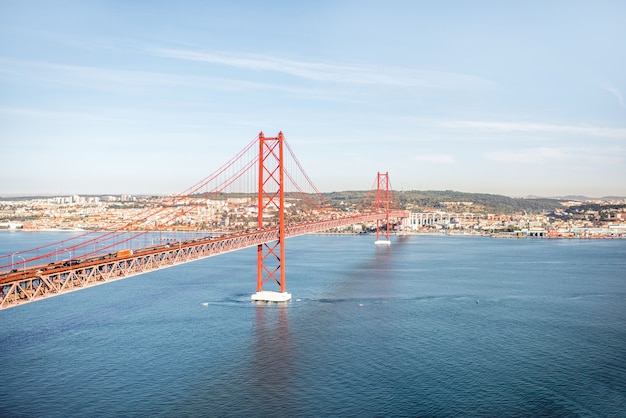 Vue paysage sur le Tage et le célèbre pont du 25 avril pendant la lumière du matin dans la ville de Lisbonne, Portugal