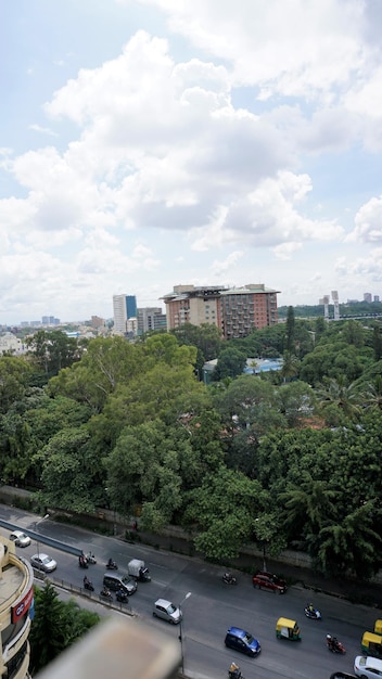 Vue sur le paysage urbain de Bangalore depuis la terrasse du Chancery Pavilion Hotel