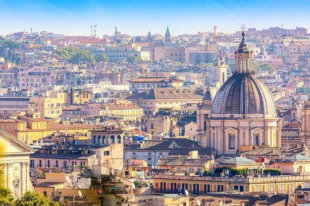 Vue sur le paysage urbain du centre historique de Rome Italie depuis la colline du Gianicolo pendant la journée ensoleillée d'été