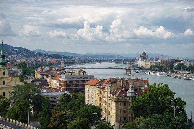 Vue de paysage urbain du Danube avec beau ciel à Budapest.