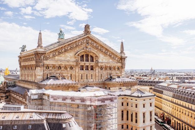 Vue sur le paysage urbain de l'Opéra par temps nuageux à Paris