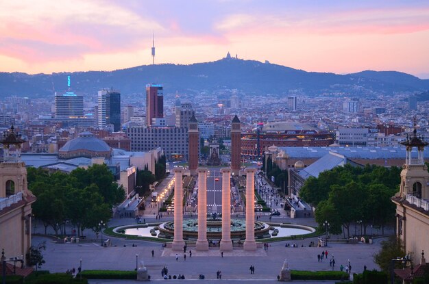 Photo vue sur le paysage urbain vers la place d'espagne - barcelone, espagne