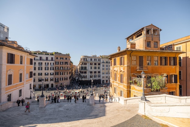 Vue de paysage urbain sur la vieille ville du haut des escaliers espagnols célèbres à Rome