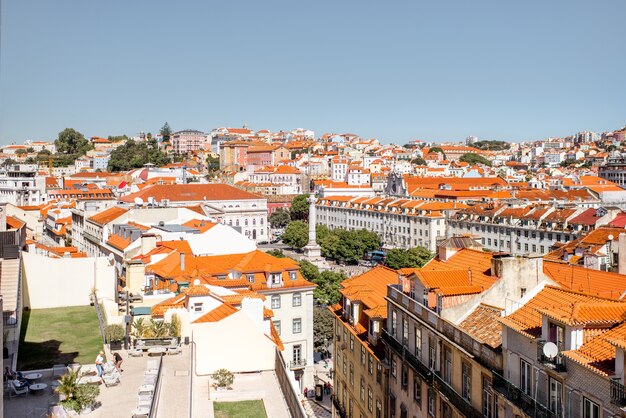 Vue sur le paysage urbain de la vieille ville avec la place Rossio pendant la journée ensoleillée dans la ville de Lisbonne, Portugal