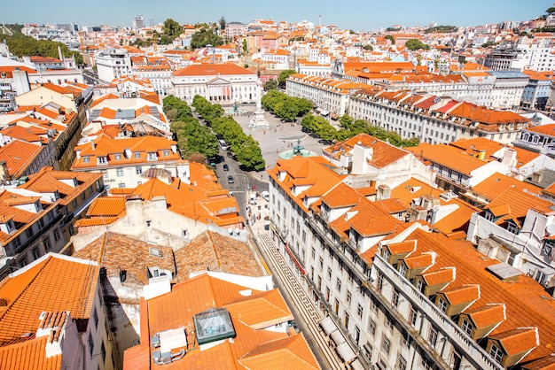 Photo vue sur le paysage urbain de la vieille ville avec la place rossio pendant la journée ensoleillée dans la ville de lisbonne, portugal