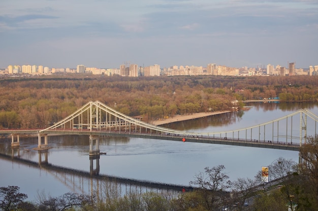 Vue paysage de la ville de Kiev du pont d'en haut Belles vues sur le fleuve Dnipro
