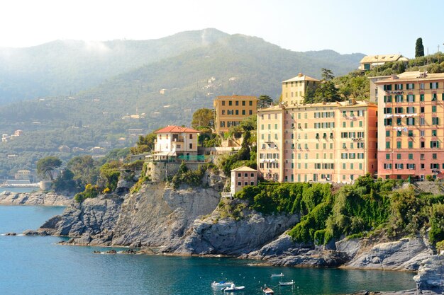 Vue paysagère du front de mer de Camogli sur la côte méditerranéenne de la Ligurie en Italie