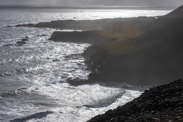 Vue pendant un voyage en voiture en Islande Spectaculaire paysage islandais avec une nature pittoresque, des montagnes, de la côte de l'océan