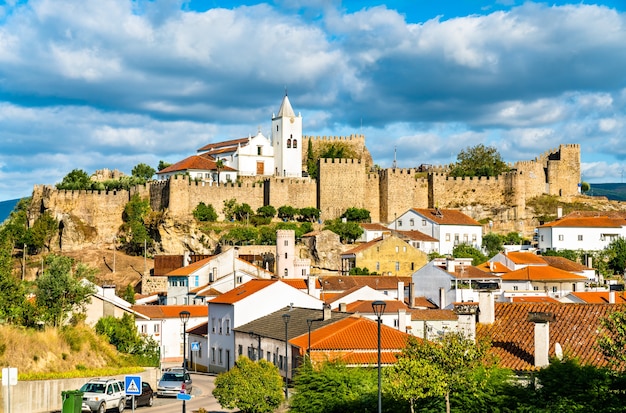 Vue de Penela avec son château et son église. le Portugal