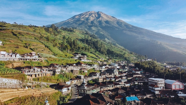 la vue sur les pentes du village de la montagne Sumbing