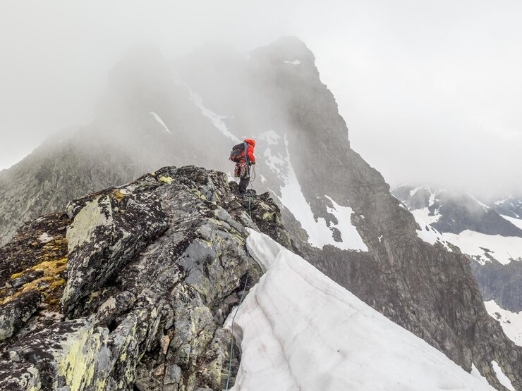 Photo vue d'une personne debout sur une montagne couverte de neige
