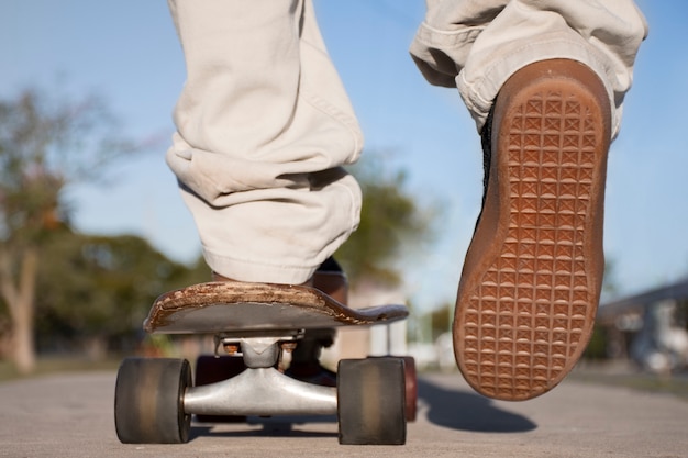 Vue d'une personne utilisant une planche à roulettes avec des roues à l'extérieur