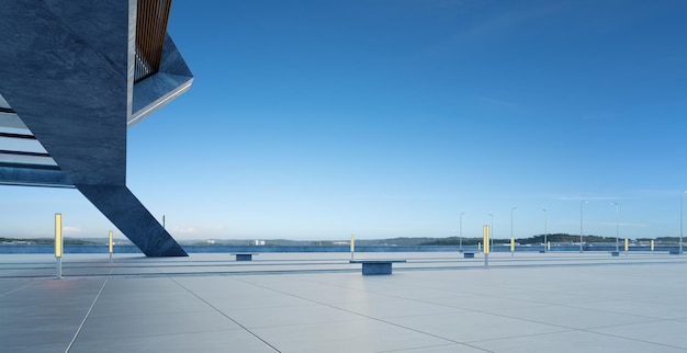 Vue en perspective du sol en béton vide et du bâtiment moderne sur le toit