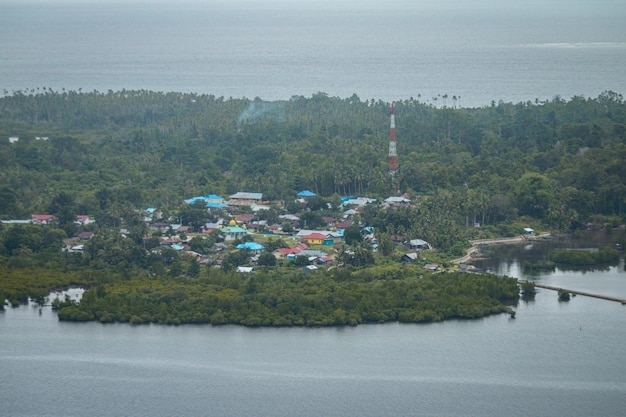 Vue d'un petit village au milieu d'une forêt à Sawai Maluku