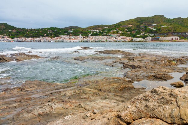 Photo vue d'un petit village depuis des rochers