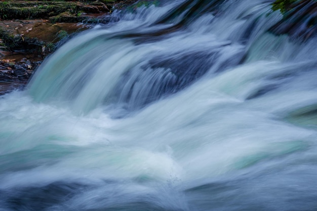 Vue d'une petite cascade sur la rivière East Lyn