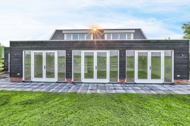 Vue de petite maison confortable dans la campagne