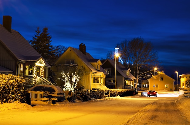 Vue de la petite ville européenne suédoise Soderhamn la nuit de Noël