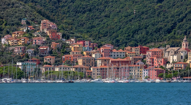 Vue sur la petite ville de Fezzano en Italie depuis le bateau